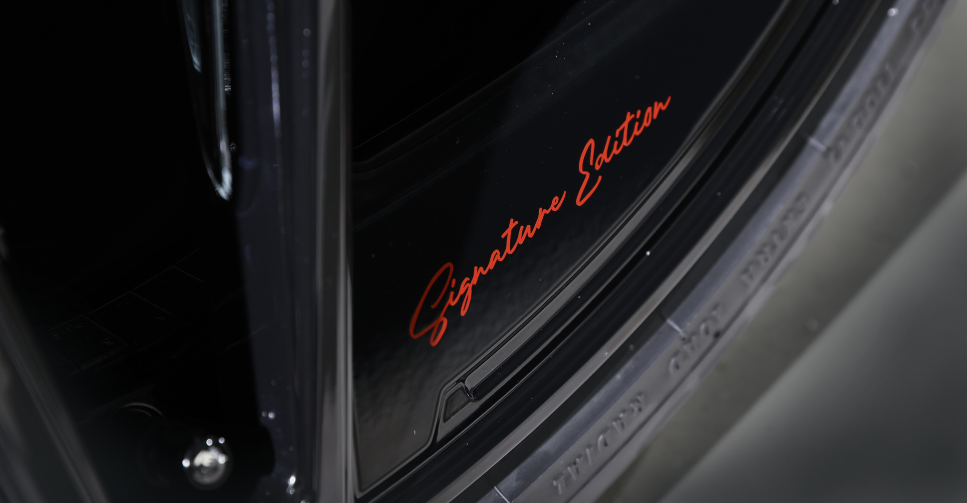 Nahaufnahme Schriftzug Signature Edition