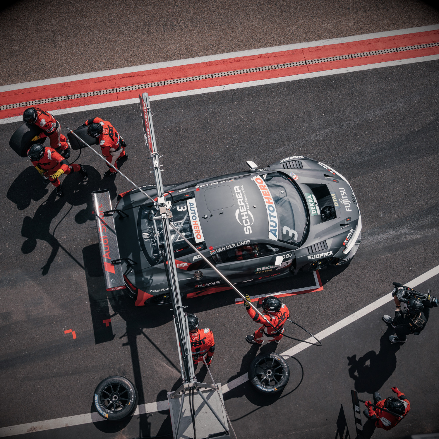 Vogelperspektive auf einen Boxenstopp einer unserer DTM-Lambos