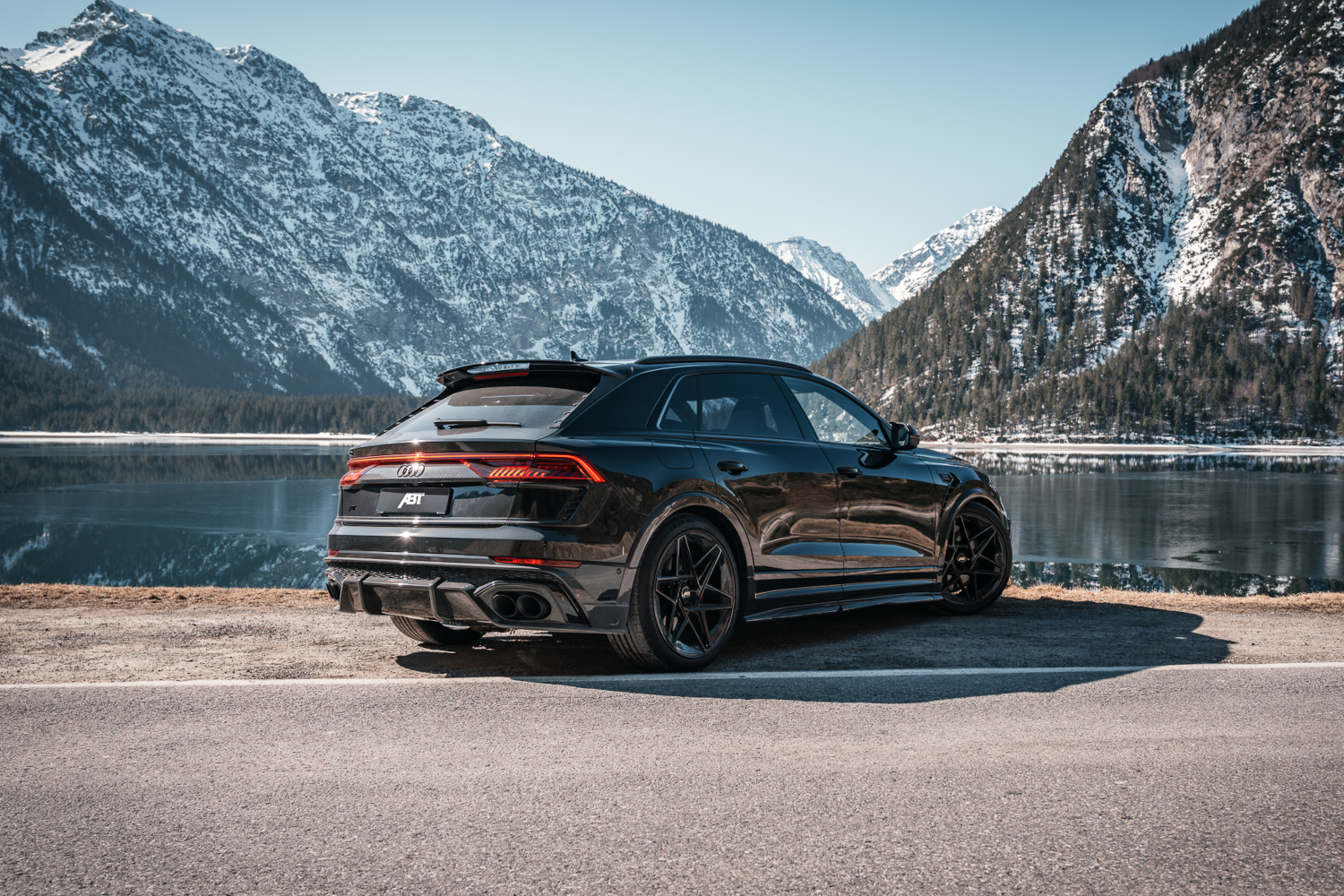 schwarzer RSQ8 Signature Edition Heckansicht vor See mit Bergpanorama