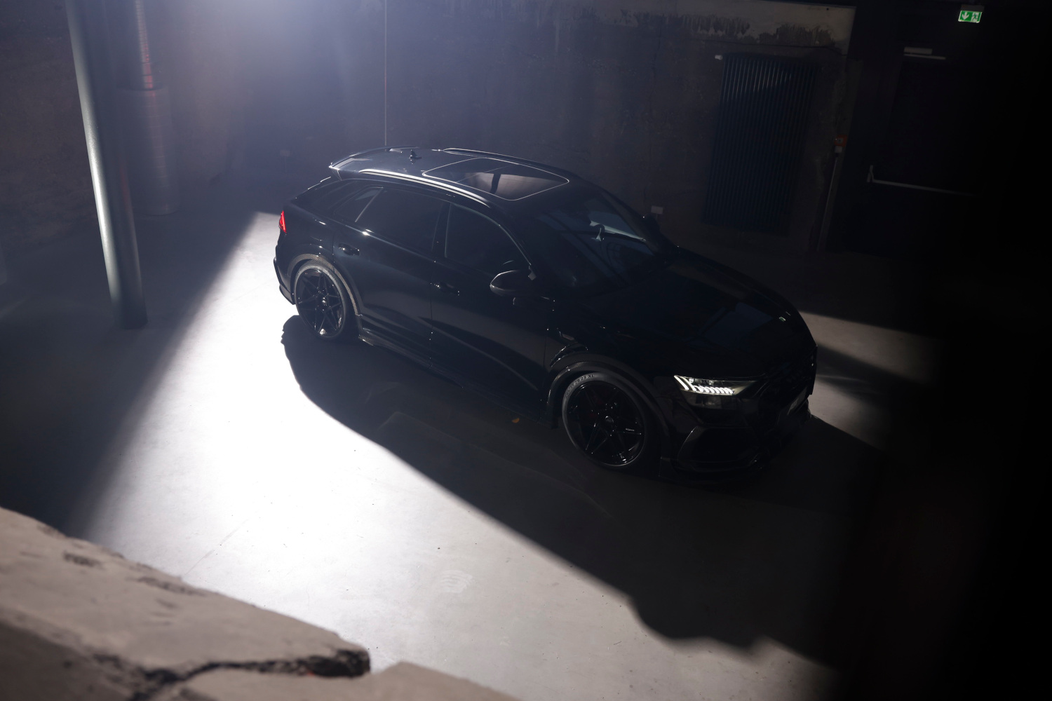 schwarzer RSQ8 Signature Edition aus der Vogelperspektive in dunkler Halle